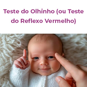 Close do olho de um bebê com reflexo vermelho durante o teste do olhinho.