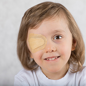 Close-up de olhos de uma criança com estrabismo antes e depois da cirurgia corretiva, mostrando o alinhamento ocular alcançado