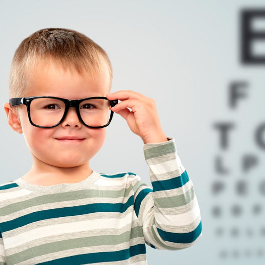 Criança feliz e brincando durante consulta oftalmológica infantil na clínica OIE.